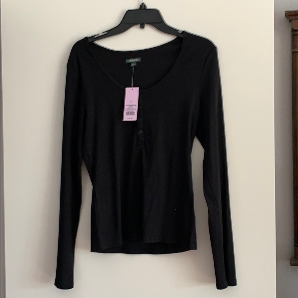 Black scoop neck tee